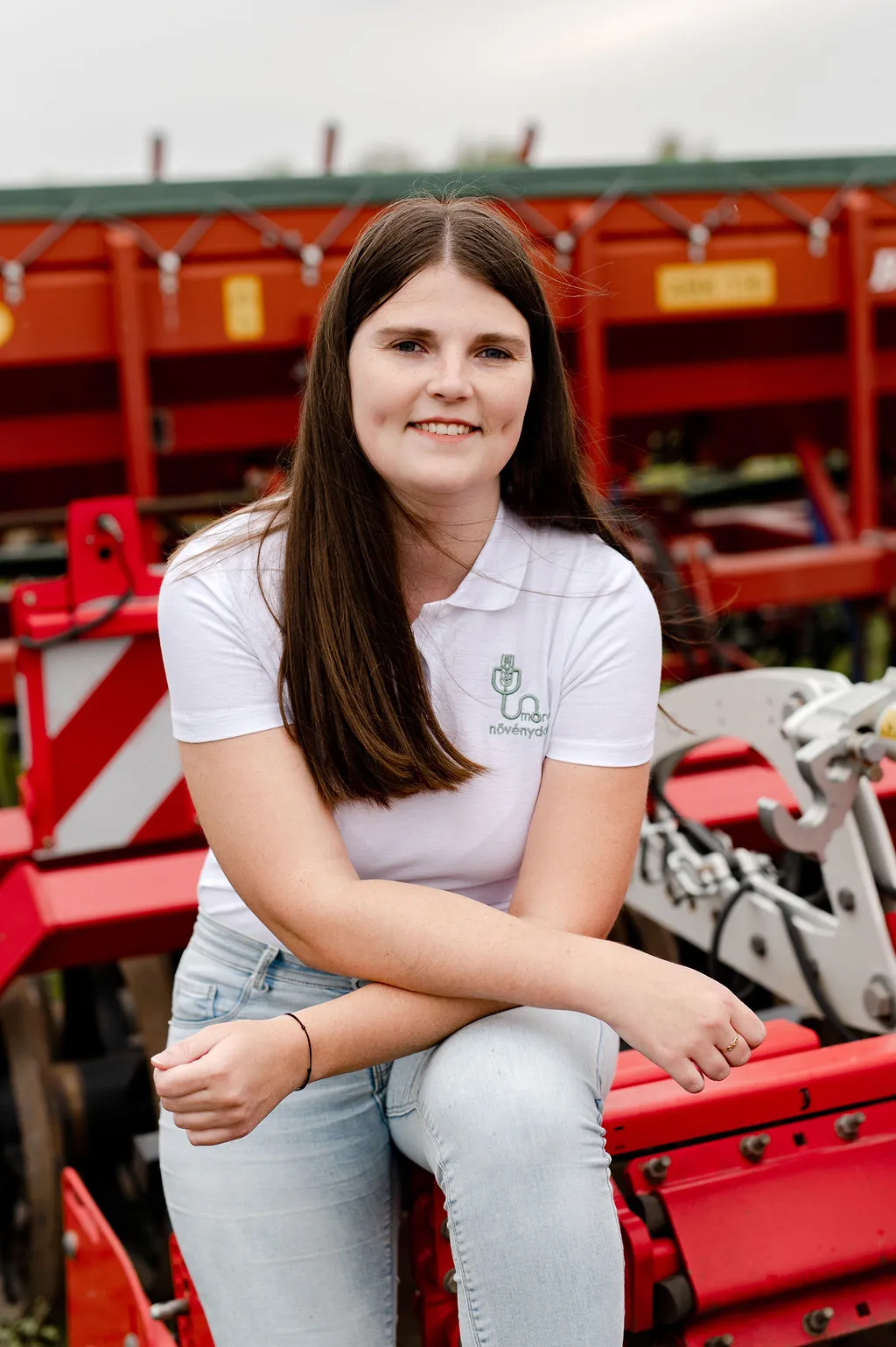 - A dupla monitor segíti a hatékonyabb munkavégzést. - Fiatalos, jó hangulatú csapat. - Jó megközelíthetőség. - Fizetett céges telefon. - A főnök tündéri, támogató és megértő. (nem nyalizás)