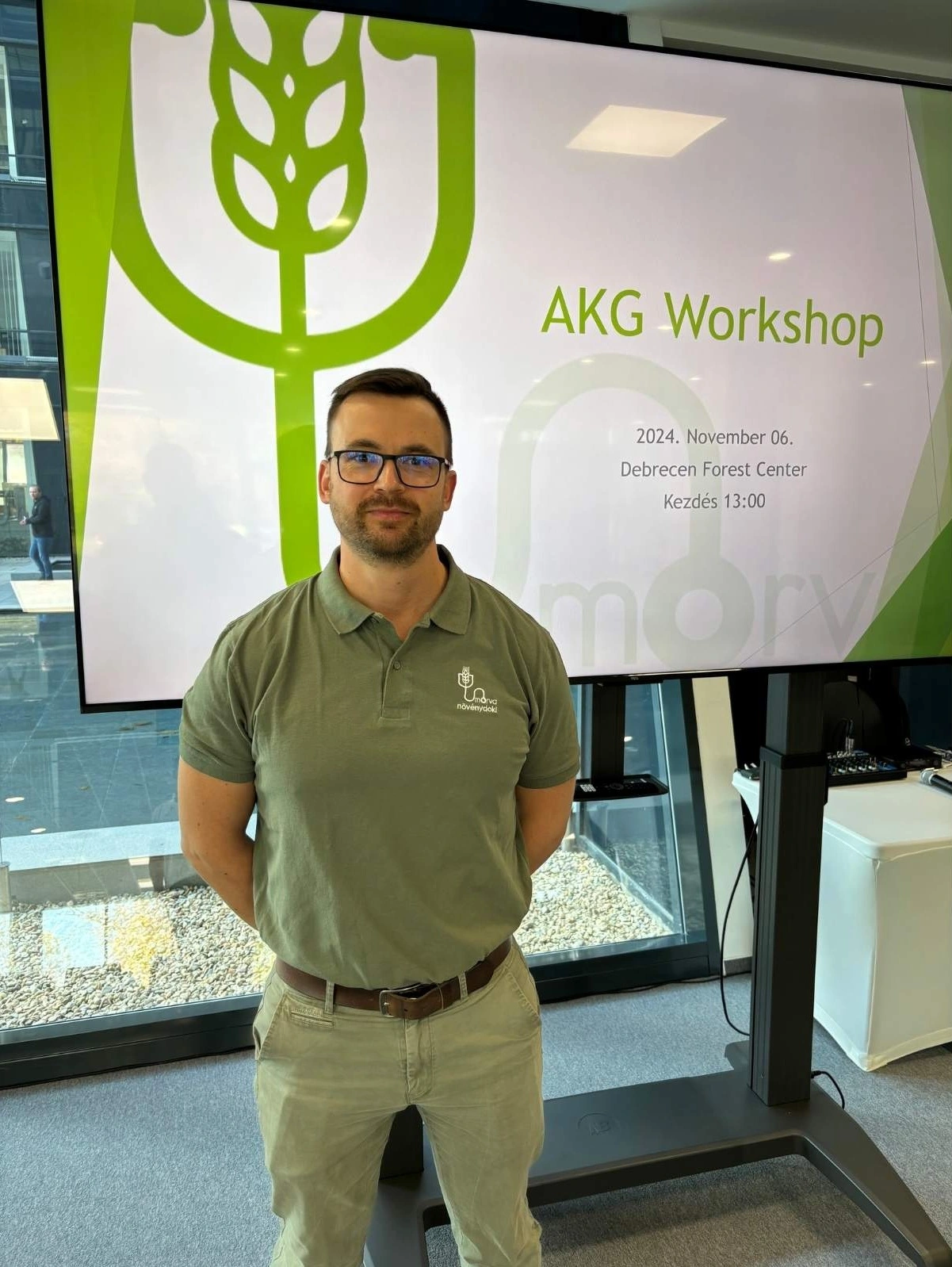 Azért jó a Morva Növénydokinál dolgozni, mert kiszámítható, nyugodt a környezet. Biztosítottak a modern eszközök a munkavégzéshez és ha valamire szükségünk van, akkor arra is mindig találunk megoldást. Fiatalos, lendületes csapat vagyunk akik nyitottak a fejlődésre, mely jól tükrözi a cég mentalitását. Mindig arra törekszünk, hogy a lehető legjobban végezzük el a ránk végzett munkát, mivel ezt képviseli a tulajdonos is. Nagy célokért dolgozunk, szeretnénk segíteni az agráriumban tevékenykedőknek, szimpatikus ez a vízió és könnyen tudok vele azonosulni.