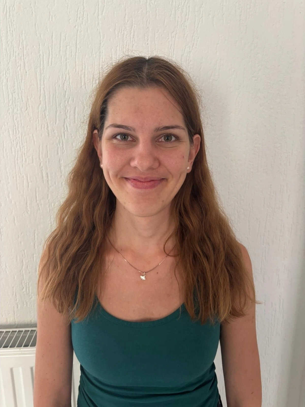 A csapat lendületes és nyitott gondolkodású, ami engem is folyamatosan motivál. Minden nap van lehetőségem új dolgokat tanulni, fejlődni és elakadás esetén is lehet számítani egymásra. Sokféle emberrel dolgozunk együtt, így nem válik egyhangúvá a munka, mindig új helyzeteket ismerek meg. Nem azt érzem hogy "csak ledolgozok egy napot", hanem van értelme annak, amit csinálunk. A hétfői hétindító - és havi rendszerességű konzultációk.