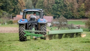 mezőgazdasági kaszálás traktorral kék vércse védelmi területen 👉 Miért jó: benne van: kaszálás, mezőgazdaság, kék vércse természetes, nem kulcsszóhalmozott Google érti