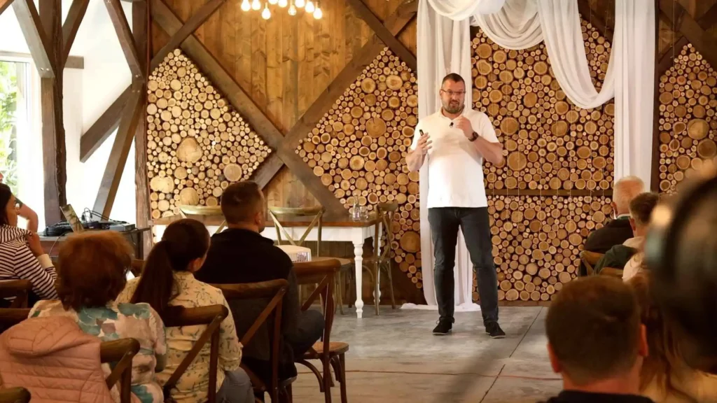AKG KÖTELEZŐ KÉPZÉS Kinek kell elmennie?